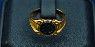 Lot 87 - Agate signet ring
