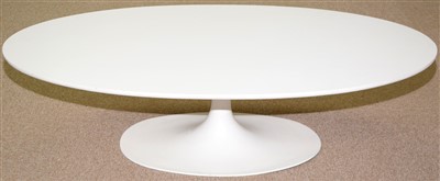 Lot 1609 - A large Arkana white tulip coffee table.