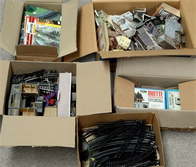Lot 1409 - 00-gauge track, lineside buildings and accessories.