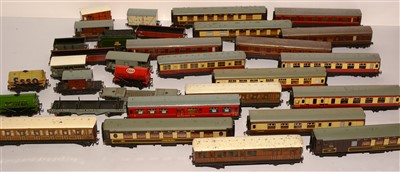 Lot 1401 - Hornby Dublo rolling stock.