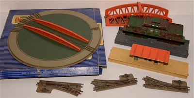 Lot 1403 - Hornby Dublo accessories.