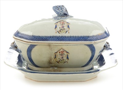 Lot 471 - Chinese armorial export tureen cover and stand, crest of Mounsel