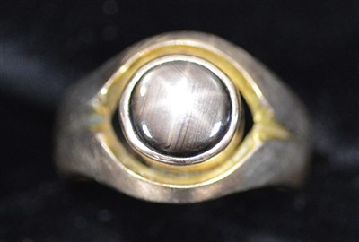 Lot 131 - Star sapphire ring