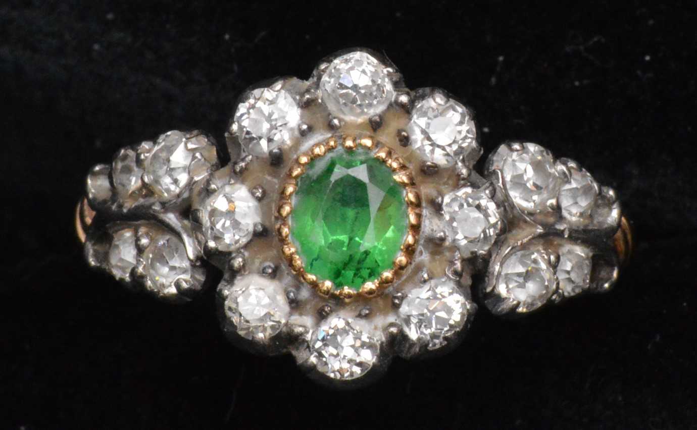 Lot 105 - Tsavoriate garnet and diamond ring