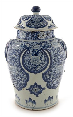 Lot 463 - Chinese blue and white vase cover and stand