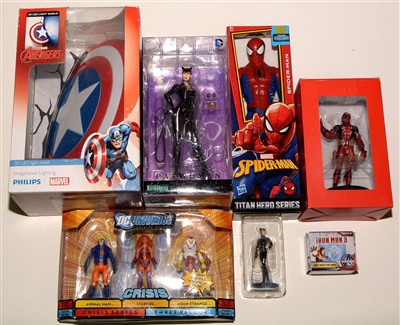 Lot 87 - DC Comics/Kotobukiya Catwoman statue; and sundry other items