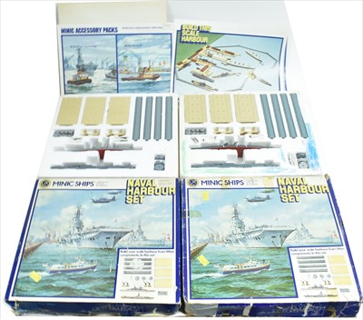 Lot 153 - Minic Ships sets