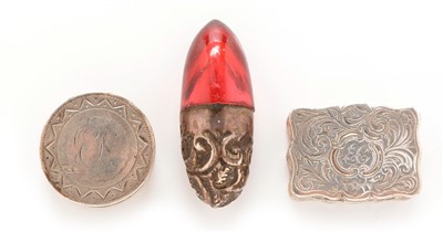 Lot 330 - Vinaigrette, scent bottle and pot