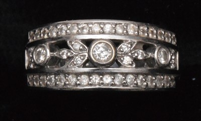 Lot 174 - Diamond dress ring
