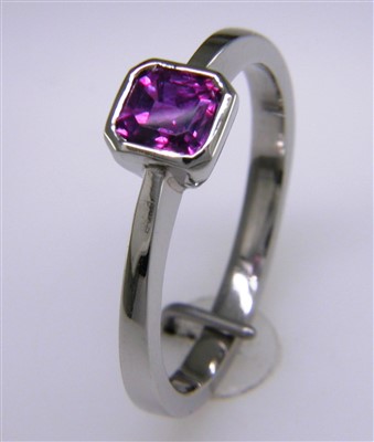 Lot 217 - Ruby ring