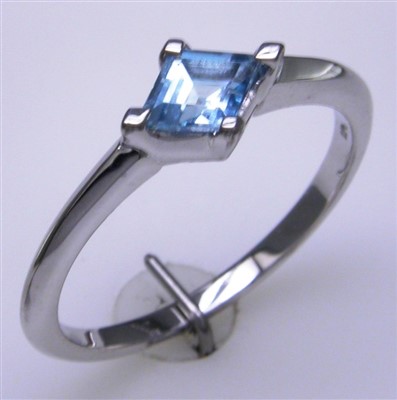 Lot 220 - Aquamarine ring