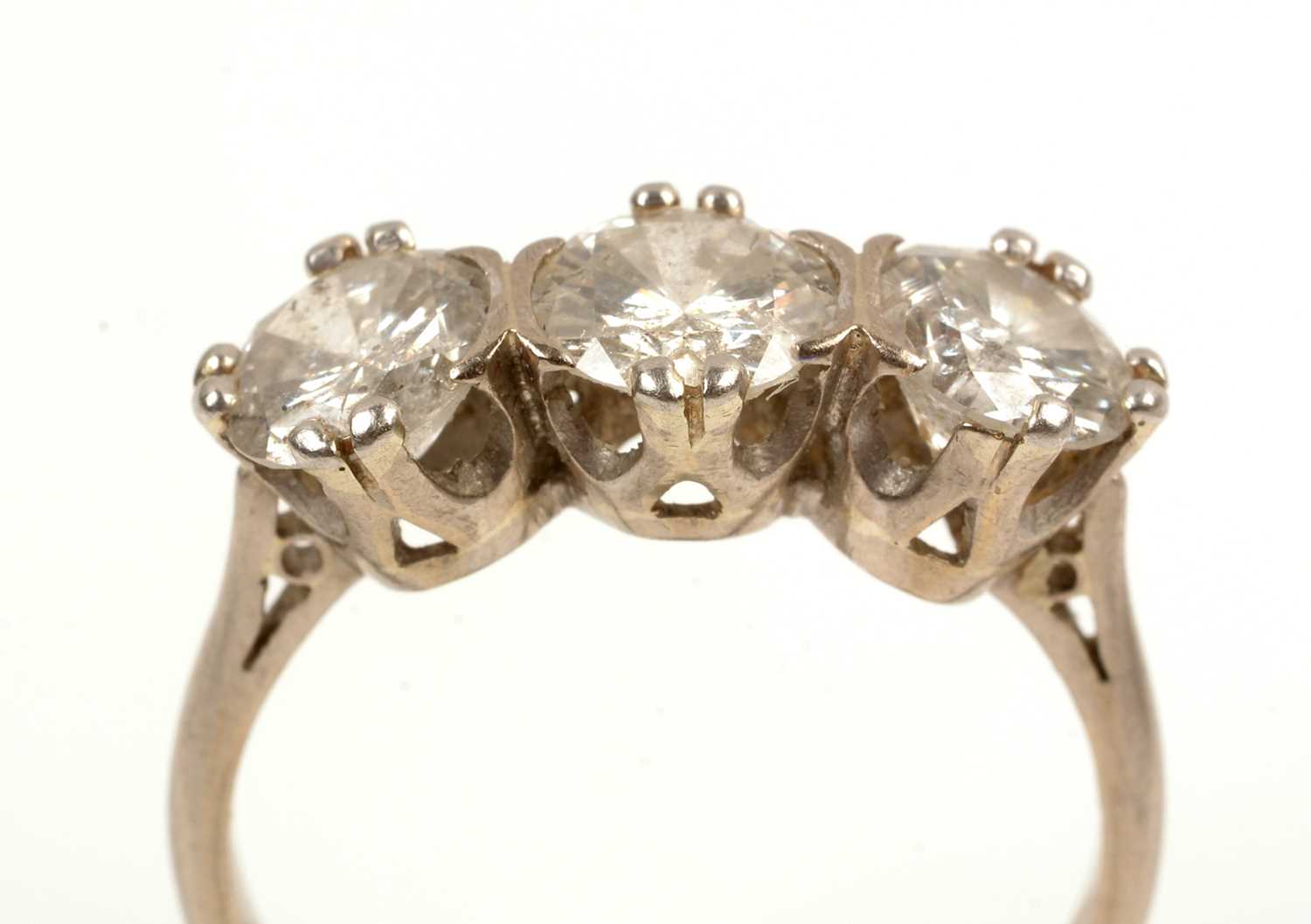 Lot 59 - Three stone diamond ring
