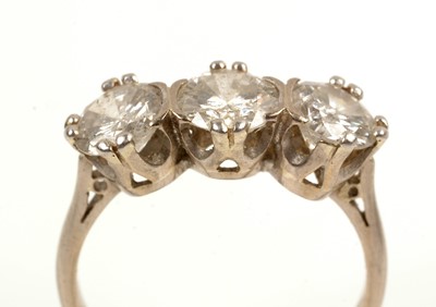 Lot 59 - Three stone diamond ring