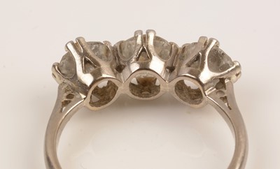 Lot 59 - Three stone diamond ring