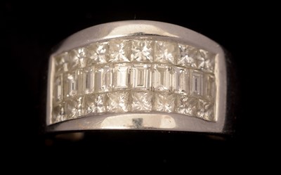 Lot 243 - Diamond ring