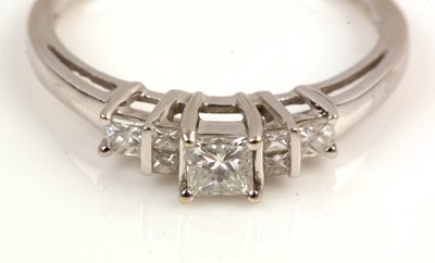 Lot 215 - Diamond ring
