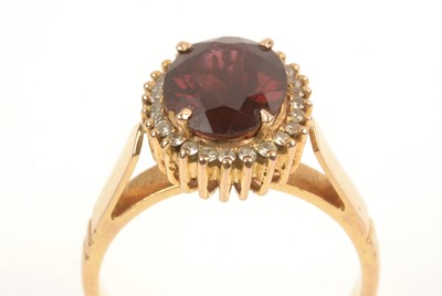 Lot 135 - Garnet and diamond cluster ring