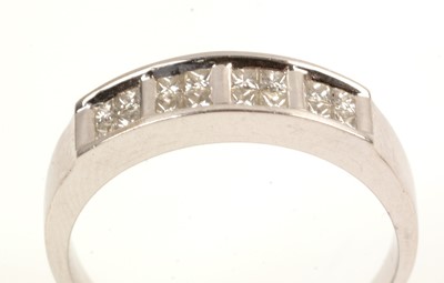 Lot 68 - Diamond ring