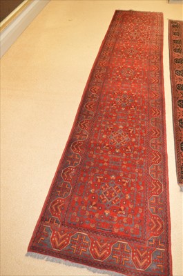 Lot 384 - Runner
