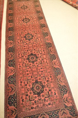Lot 382 - runner
