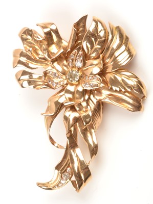 Lot 205 - A floral pattern diamond set fur clip