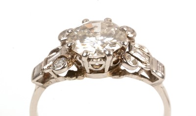 Lot 60 - A diamond dress ring