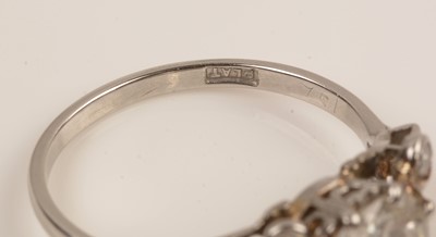 Lot 60 - A diamond dress ring