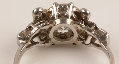 Lot 60 - A diamond dress ring