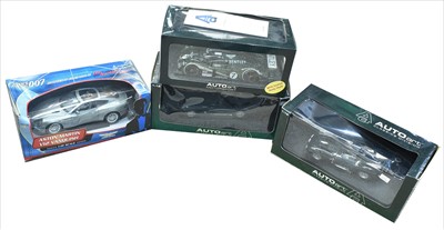Lot 211 - Auto Art and another diecast cars
