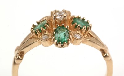 Lot 225 - Emerald and diamond cluster ring