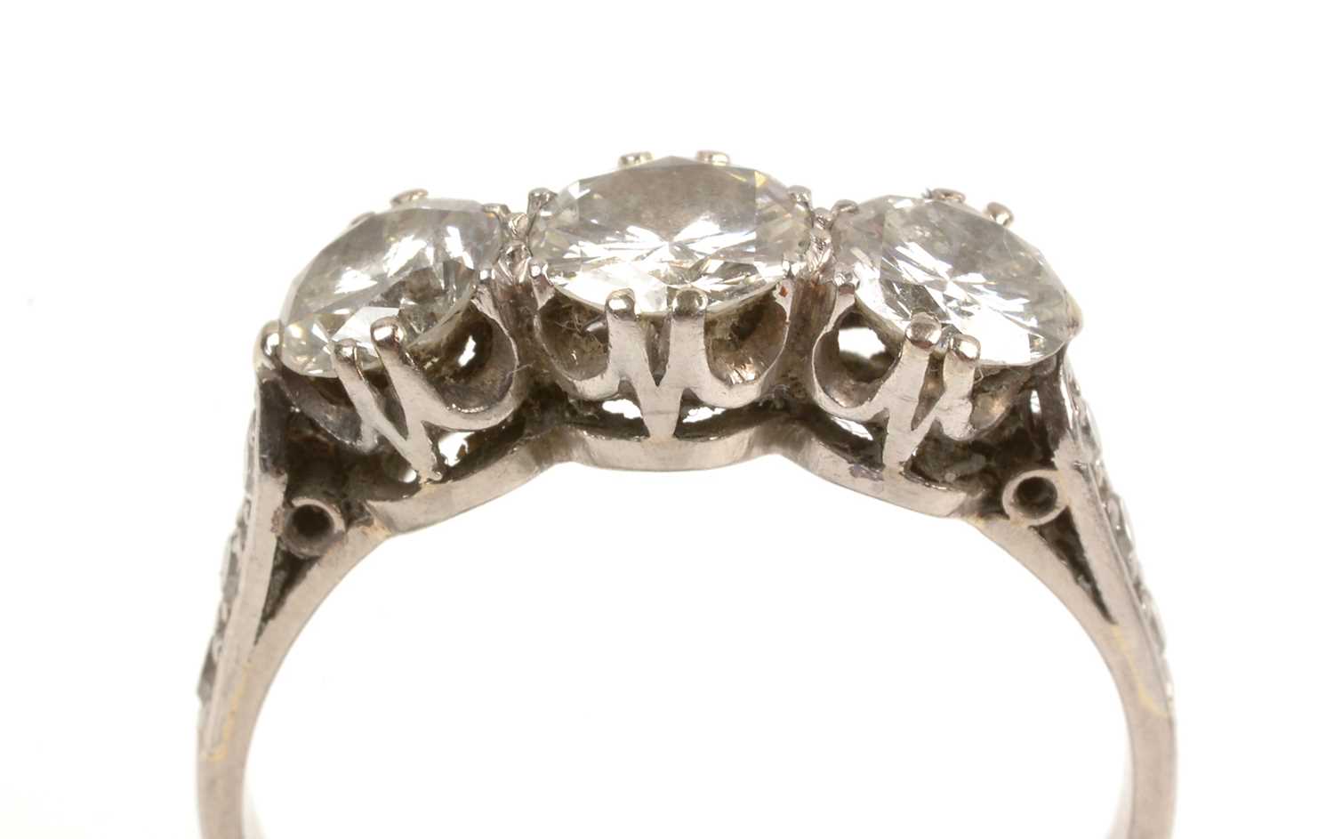 Lot 61 - Three stone diamond ring