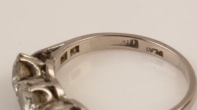 Lot 61 - Three stone diamond ring