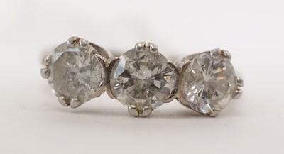 Lot 61 - Three stone diamond ring