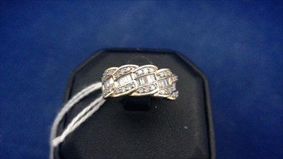 Lot 450 - Diamond dress ring