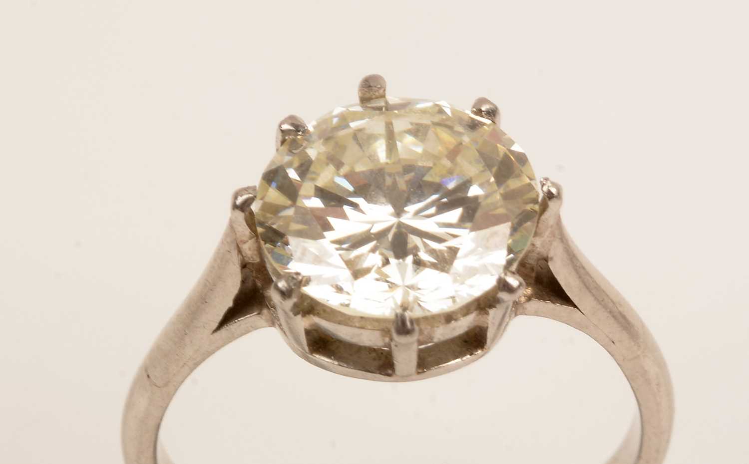 Lot 55 - Solitaire diamond ring