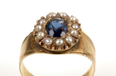 Lot 114 - Sapphire and pearl cluster ring