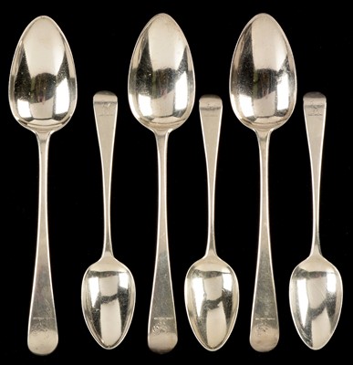 Lot 325 - George III silver spoons