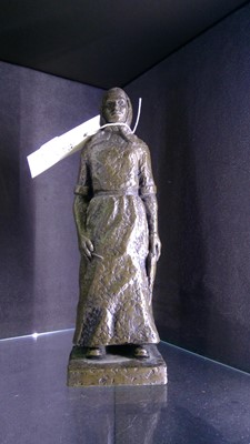 Lot 422 - bronze fisherwoman