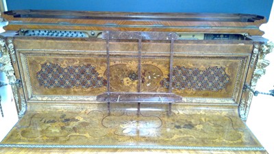 Lot 999 - An impressive late 19th Century burr walnut