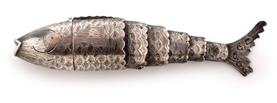 Lot 352 - Articulated fish pattern vinaigrette