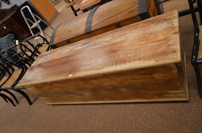 Lot 651 - 20th century elm blanket box