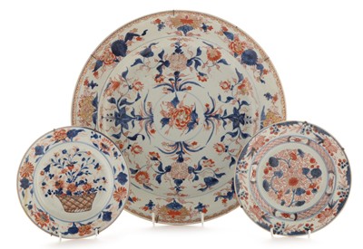 Lot 426 - Chinese 'Imari' charger and two plates