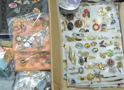Lot 47 - Costume jewellery