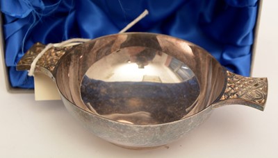 Lot 164 - Silver quaich