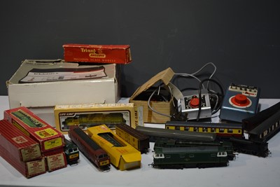 Lot 1208 - Hornby Dublo locomotive 2211 Golden Fleece, and other items.