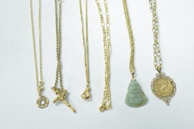 Lot 21 - Gold and yellow metal chains