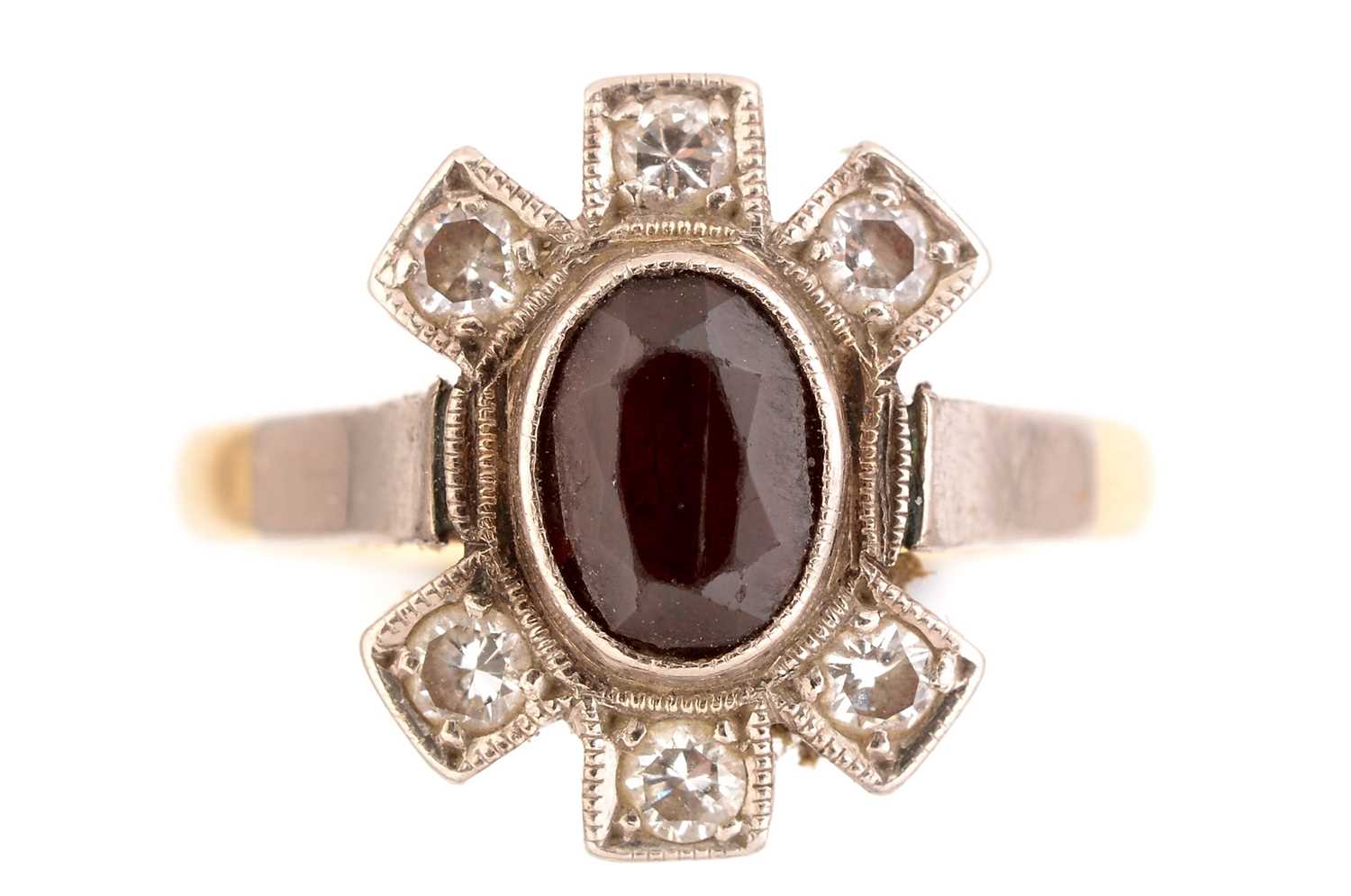 Lot 40 - Garnet and diamond ring