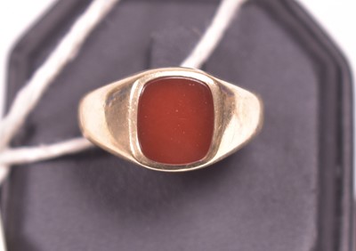 Lot 26 - Carnelian set signet ring