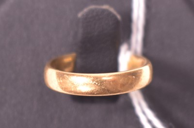 Lot 26 - 22ct gold wedding band