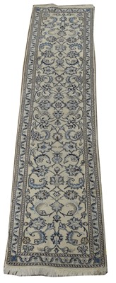 Lot 626 - Nain runner